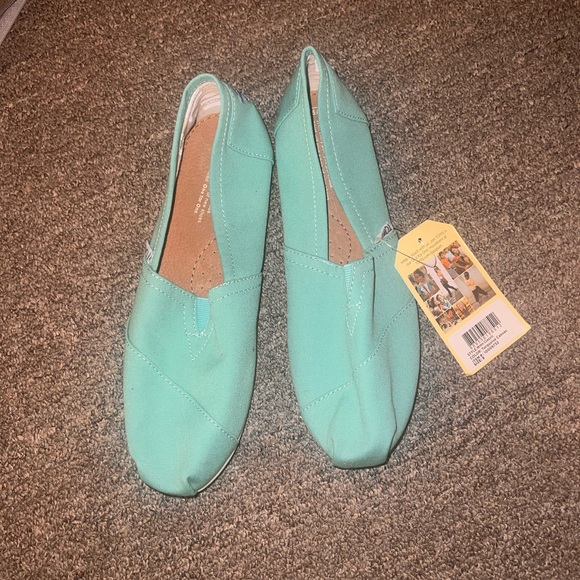 TOMS slip on, brand new with tag: women size 9 - Picture 1 of 2